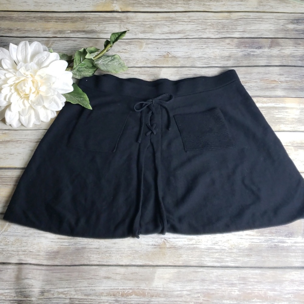 Trendy Black Skirt with 2 Front Pockets - Candies